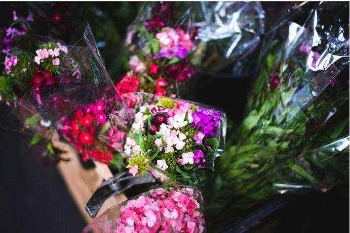 Workshop table with seasonal flowers